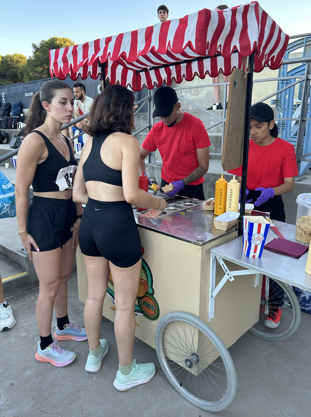 Carrito vintage de hot dogs sirviendo en un evento